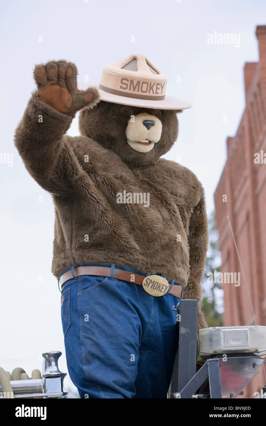 Smokey der Bär fährt einen Schwimmer in einem vierten Juli Parade in der kleinen Stadt von Salida, Colorado, USA Stockfoto