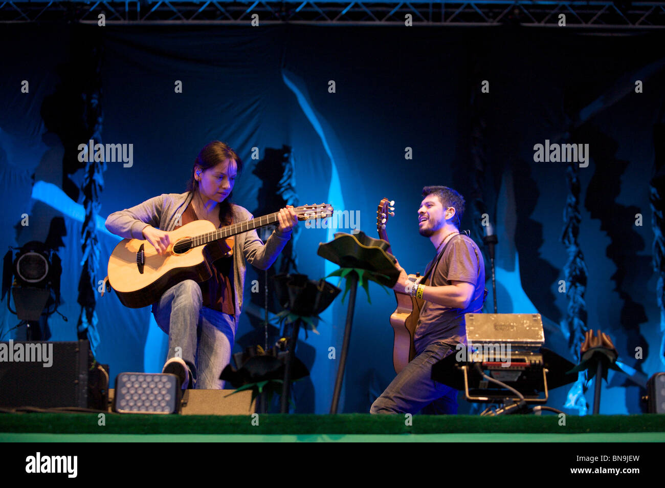 Rodrigo y Gabriela West vulkanishcer inszenieren Glastonbury Musikfestival Juni 2010 Stockfoto