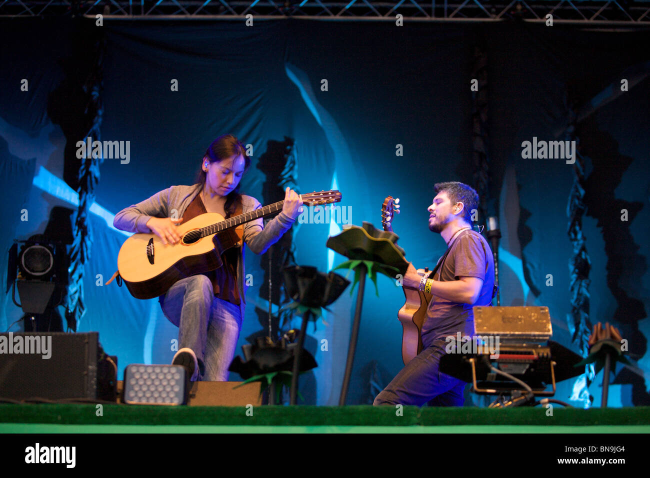 Rodrigo y Gabriela West vulkanishcer inszenieren Glastonbury Musikfestival Juni 2010 Stockfoto