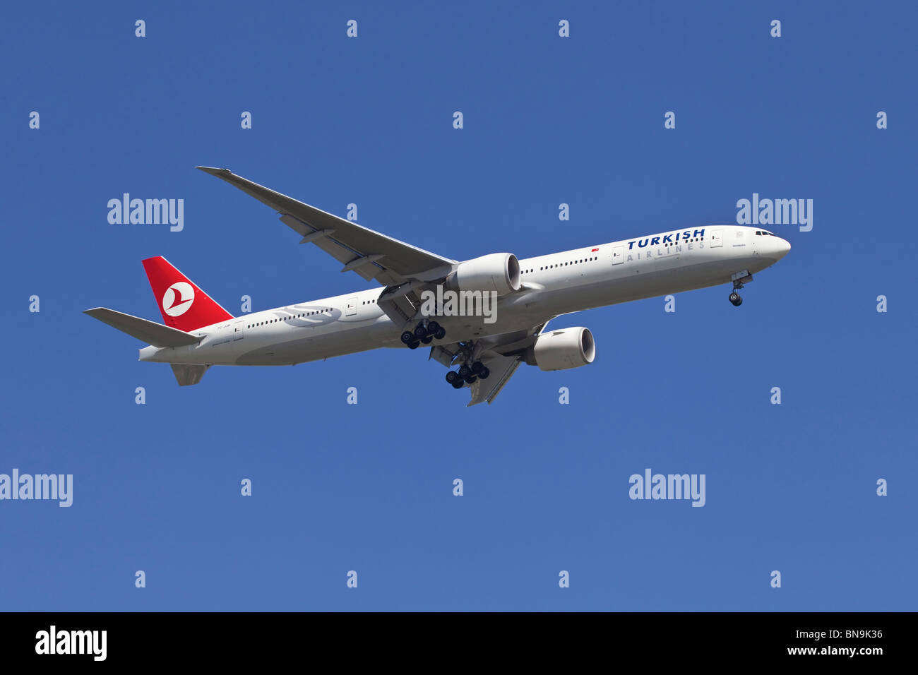 Eine Boeing B777 der türkischen Fluggesellschaft Turkish Airlines im Endanflug Stockfoto