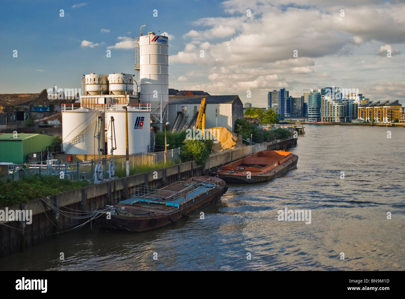 Industriebehälter Landschaft am Fluss Themse in London (Wandsworth Bezirk) Stockfoto