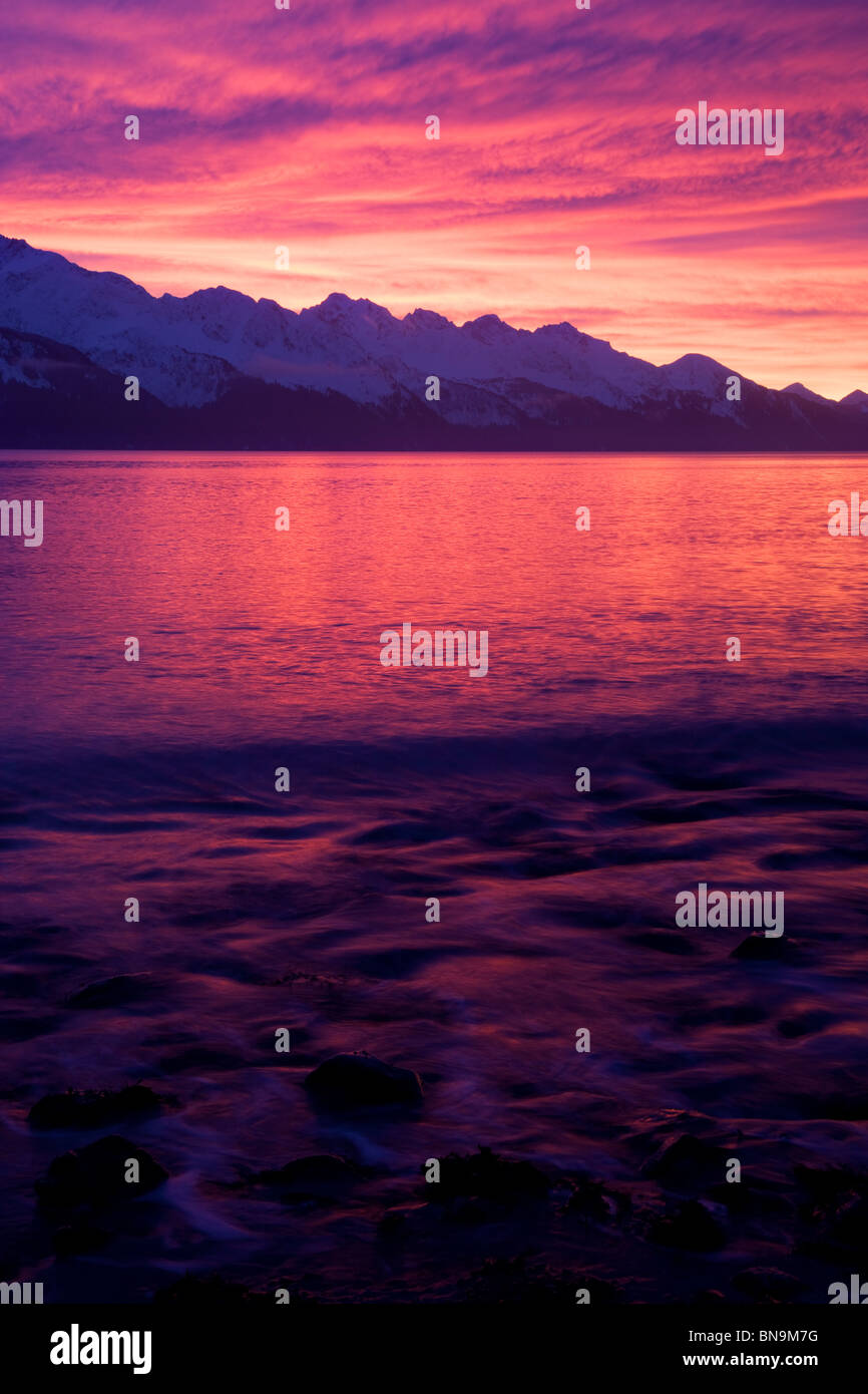 Sonnenaufgang über Resurrection Bay, Seward, Alaska. Stockfoto