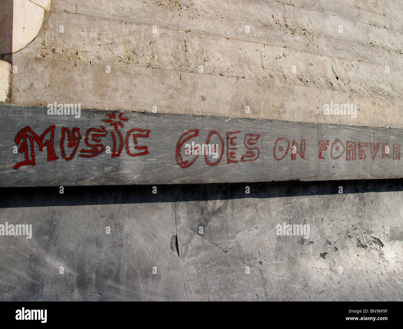 Graffiti auf Mauerwerk in Lissabon Portugal Stockfoto