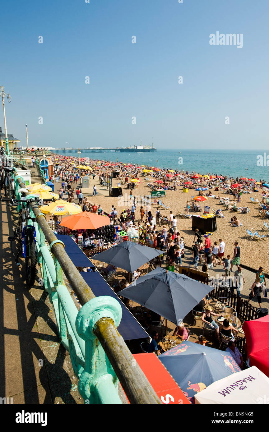Überfüllten Strand, Brighton, East Sussex, Großbritannien Stockfoto