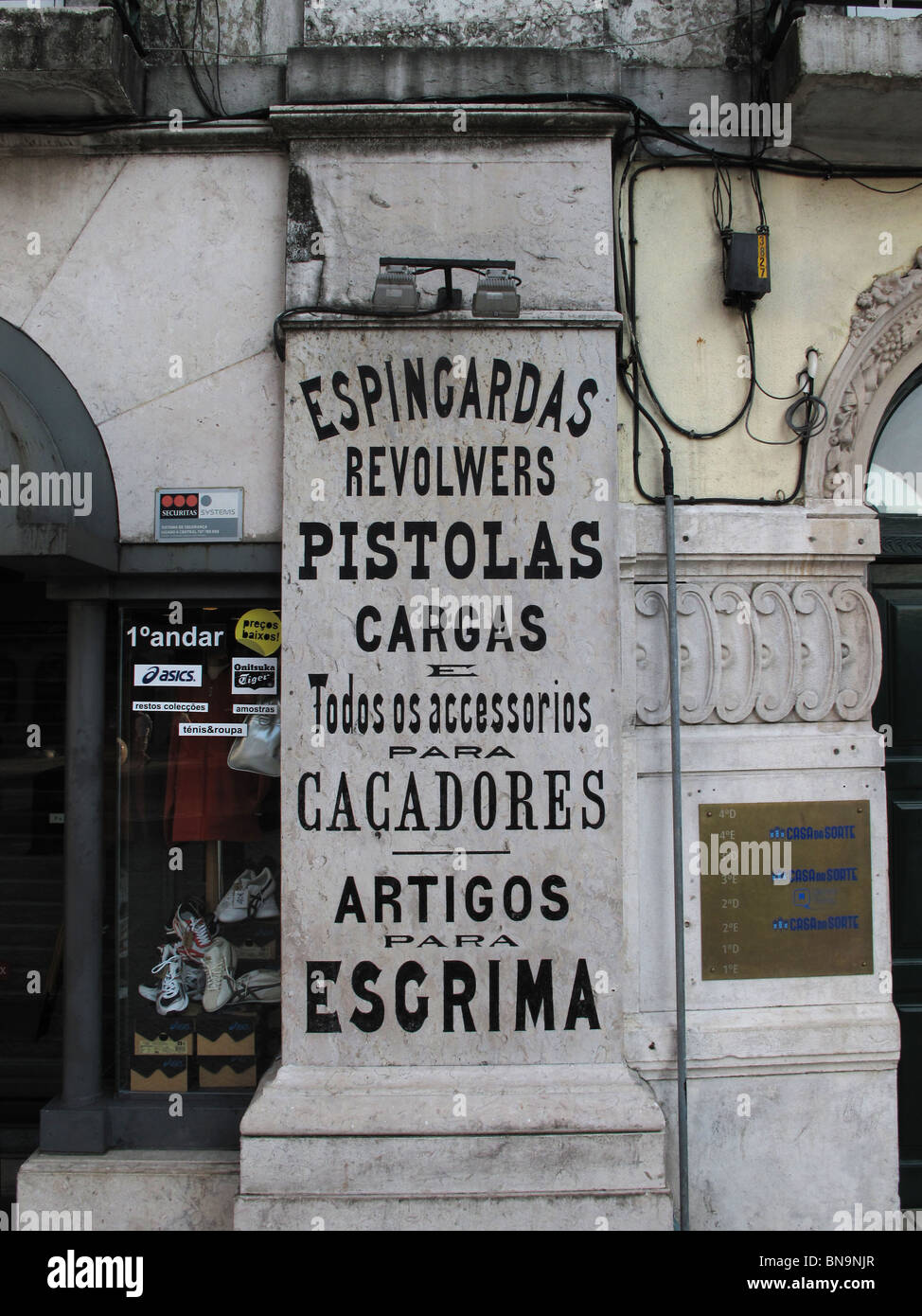 Alten Ladenschild im Zentrum von Lissabon, Werbung, Pistolen, Revolver und Pistolen Stockfoto