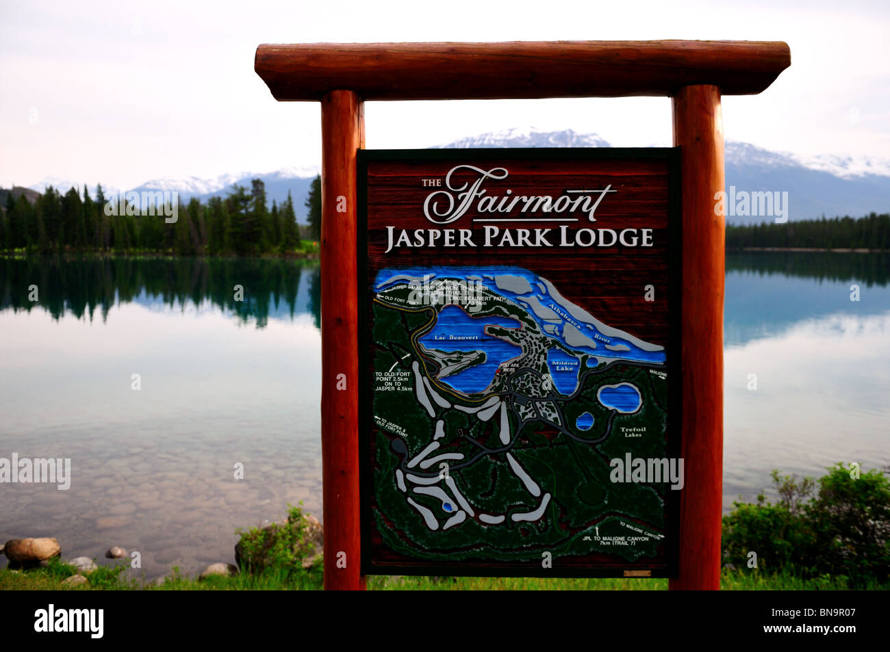 Fairmont Jasper Park Lodge Schild mit Karte. Jasper Nationalpark, Alberta, Kanada. Stockfoto