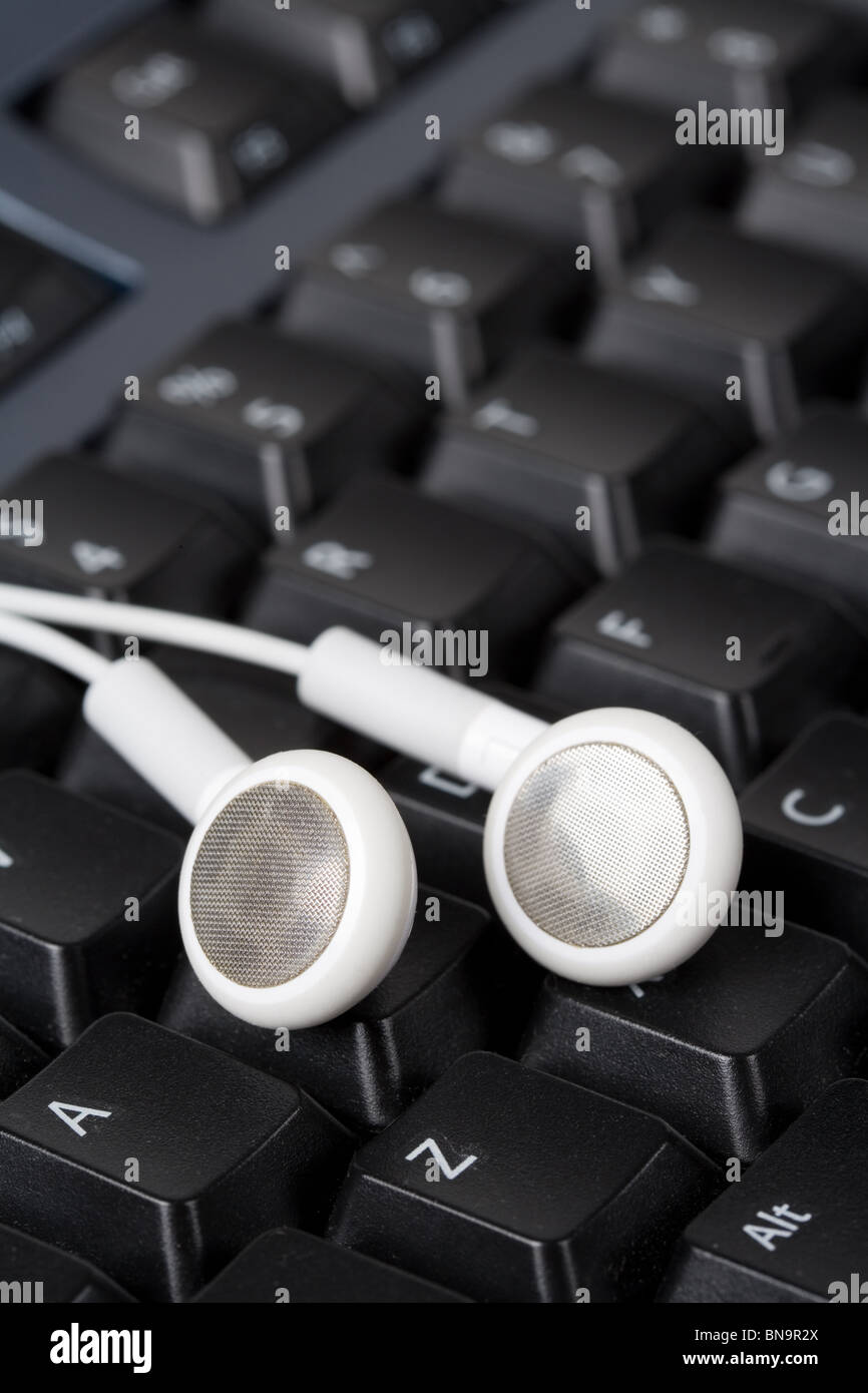 Kopfhörer und schwarze Tastatur, Konzept der digitalen Musik Stockfoto