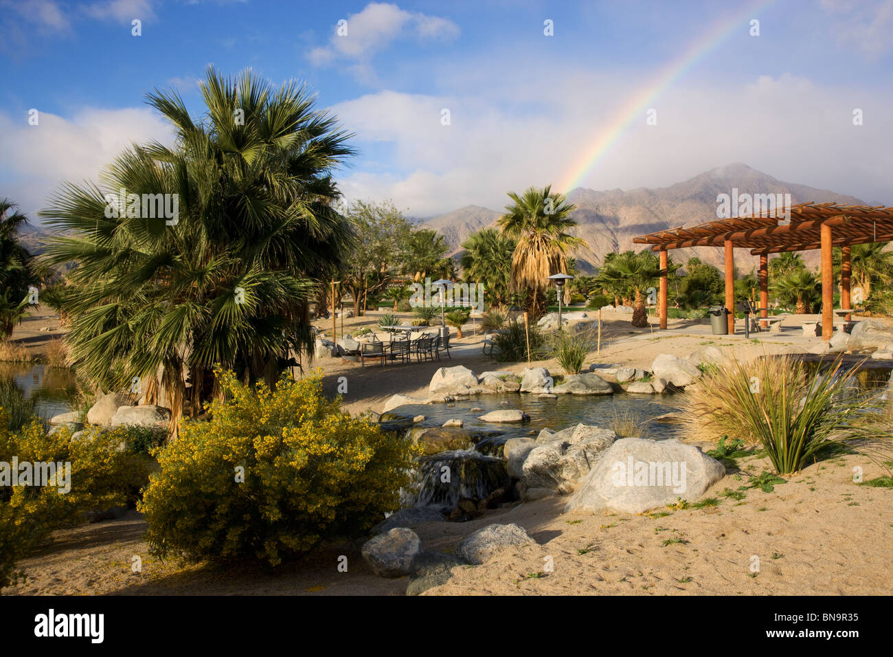 Ein Regenbogen im The Springs Borrego RV Resort and Golf Course, Borrego Springs, Kalifornien. Stockfoto