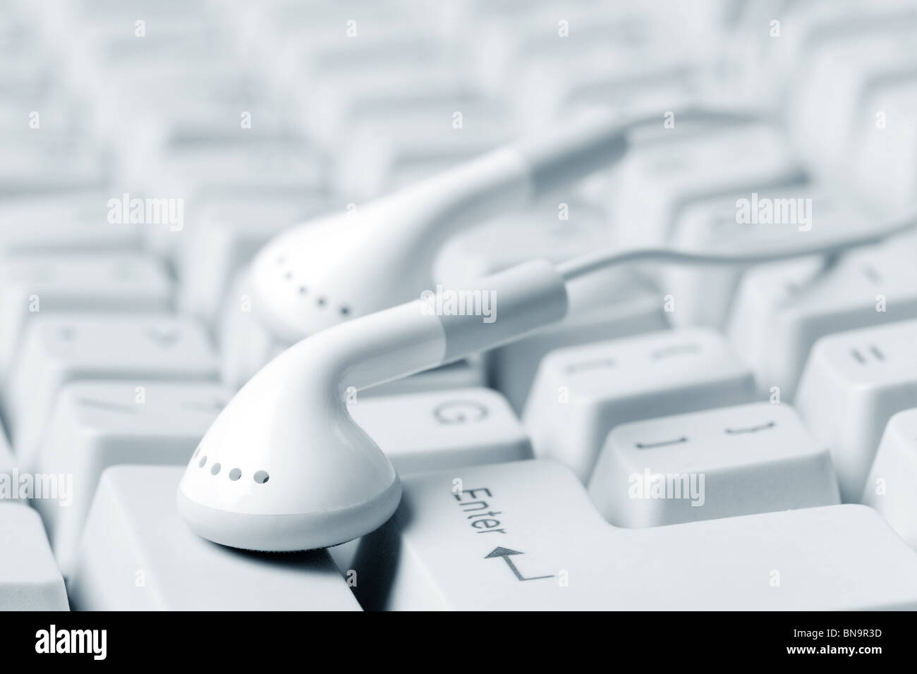 Kopfhörer und Tastatur, Konzept der digitalen Musik Stockfoto