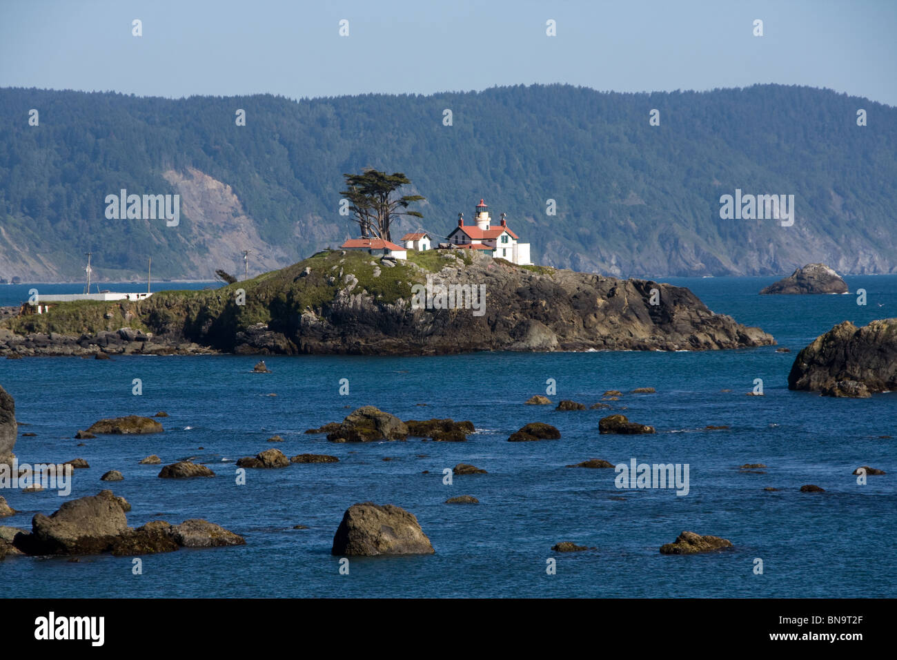 Bekanntesten und schönsten Crescent City Leuchtturm steht auf einer Insel auf dem Wasser Stockfoto