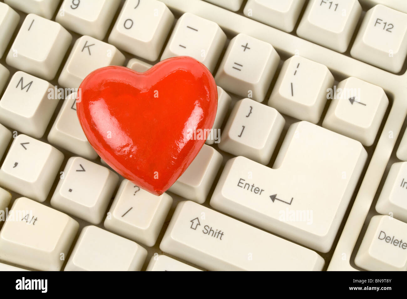 Red Heart Shape und Computer-Tastatur Stockfoto