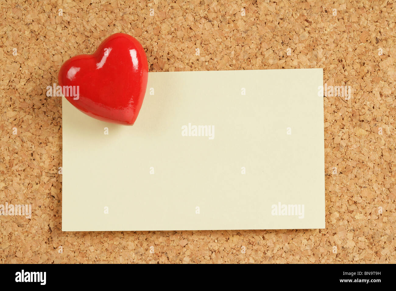Red Heart und Notizblock, Liebesbotschaft Stockfoto