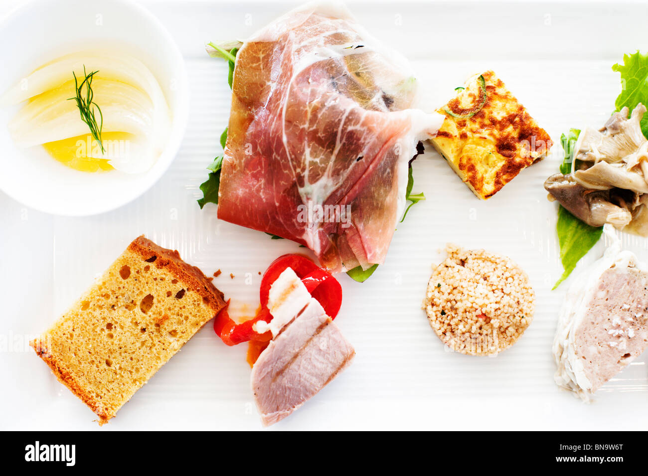 Einen Tapas-Teller mit einer Vielzahl von Vorspeisen in einem Restaurant, spezialisiert auf Schweinefleisch. Stockfoto