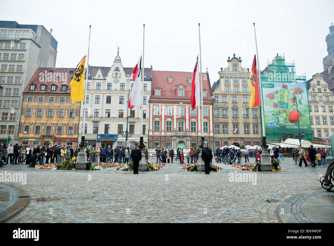 Trauergäste Kerzen in Erinnerung an polnischen Präsidenten und die anderen Opfer des Flugzeugabsturzes Stockfoto