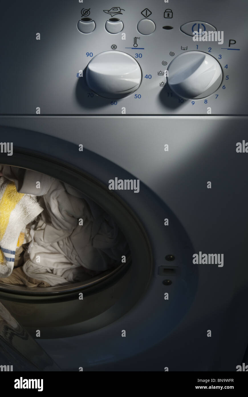 Frontlader-Waschmaschine mit einem Strahl von Licht, Effekt Stockfoto