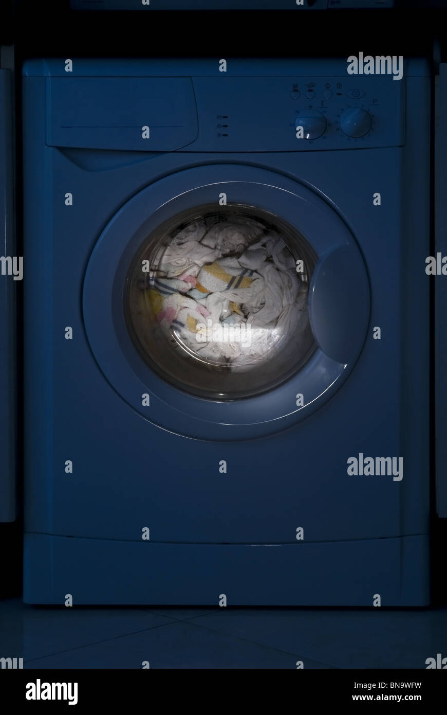 Frontlader-Waschmaschine mit einem Strahl von Licht, Effekt Stockfoto