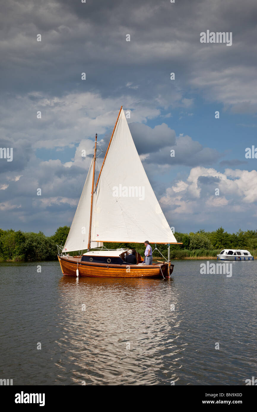 Segelboot und Sportboote auf Malthouse breit, Norfolk Stockfoto