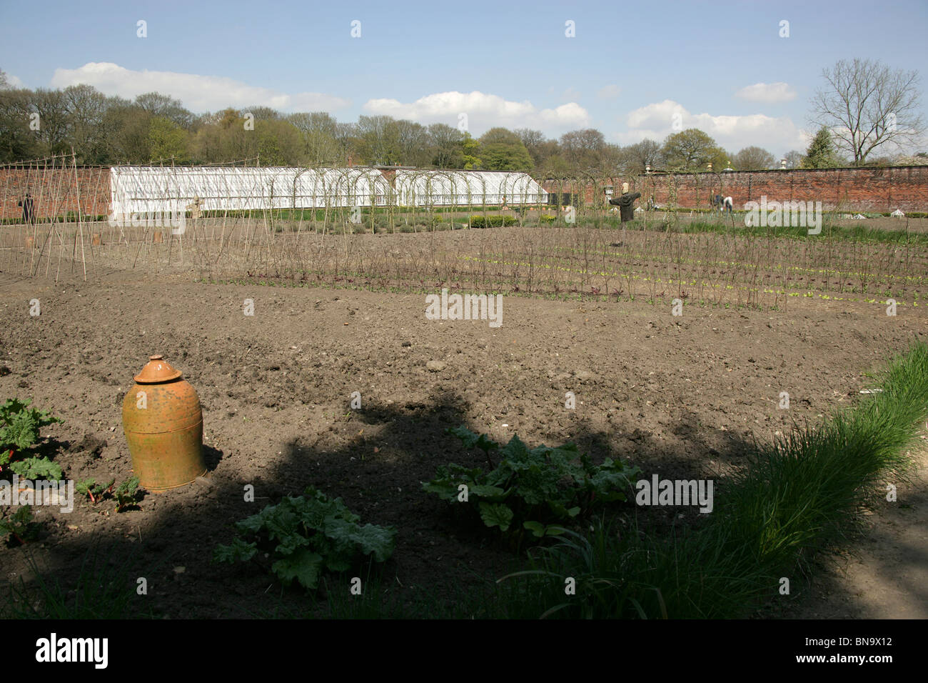 Nachlass von Tatton Park, England. Zeitigen Frühjahr Blick auf Tatton Park Gemüsegarten. Stockfoto