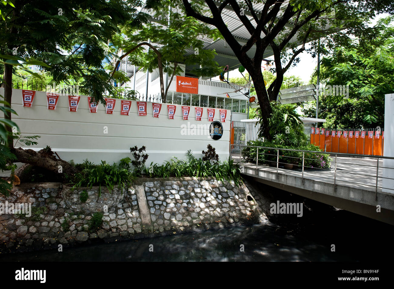 Botschaft von Thailand, Bangkok, 9. Juli 2010 Niederlande verkleidet in der holländischen nationalen Farbe orange für das WM-Finale. Stockfoto