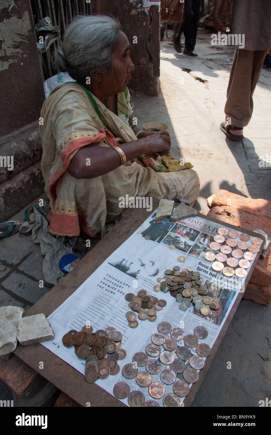 Eine alte Frau verkaufen alte Münzen bei "BBD Bagh" in Kolkata (Kalkutta), West Bengal, Indien. Stockfoto