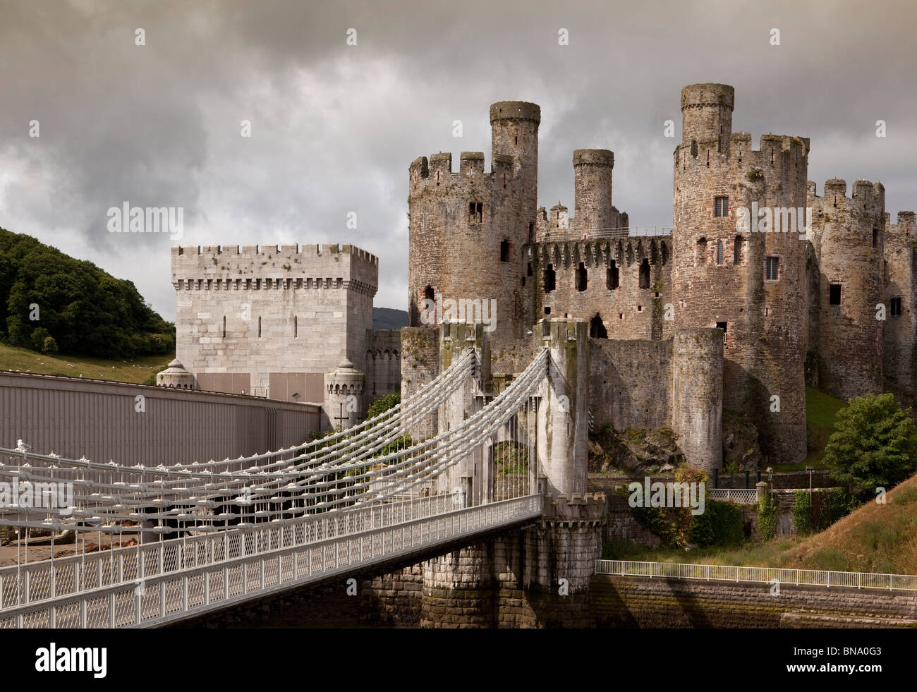 Wales, Gwynedd, Conway Castle, mit Telford und Stephensons Brücken Stockfoto