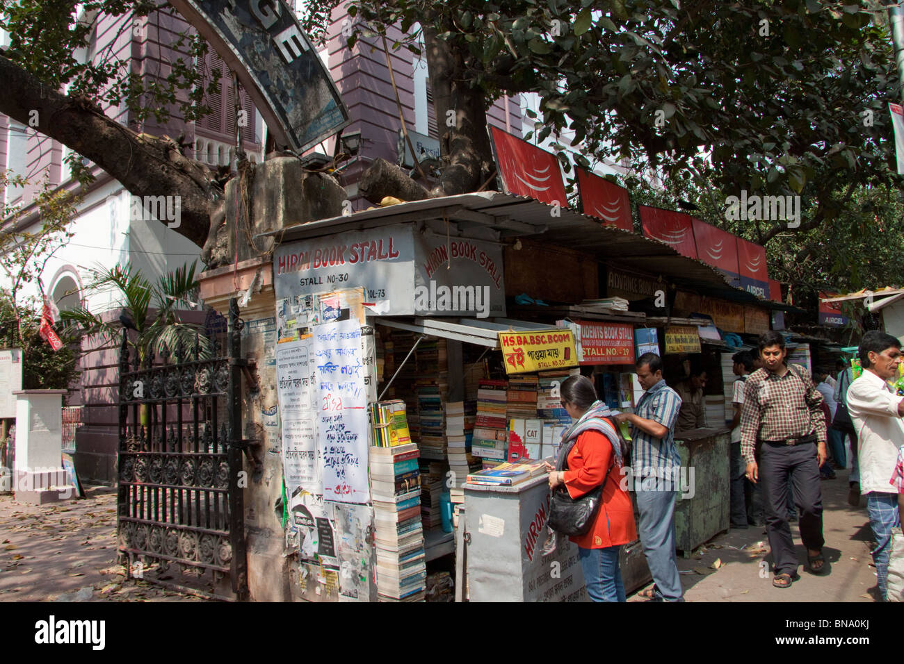 Käufer stöbern Sie in Büchern in einem Laden an der College Street in Kolkata (Kalkutta), West Bengal, Indien. Stockfoto