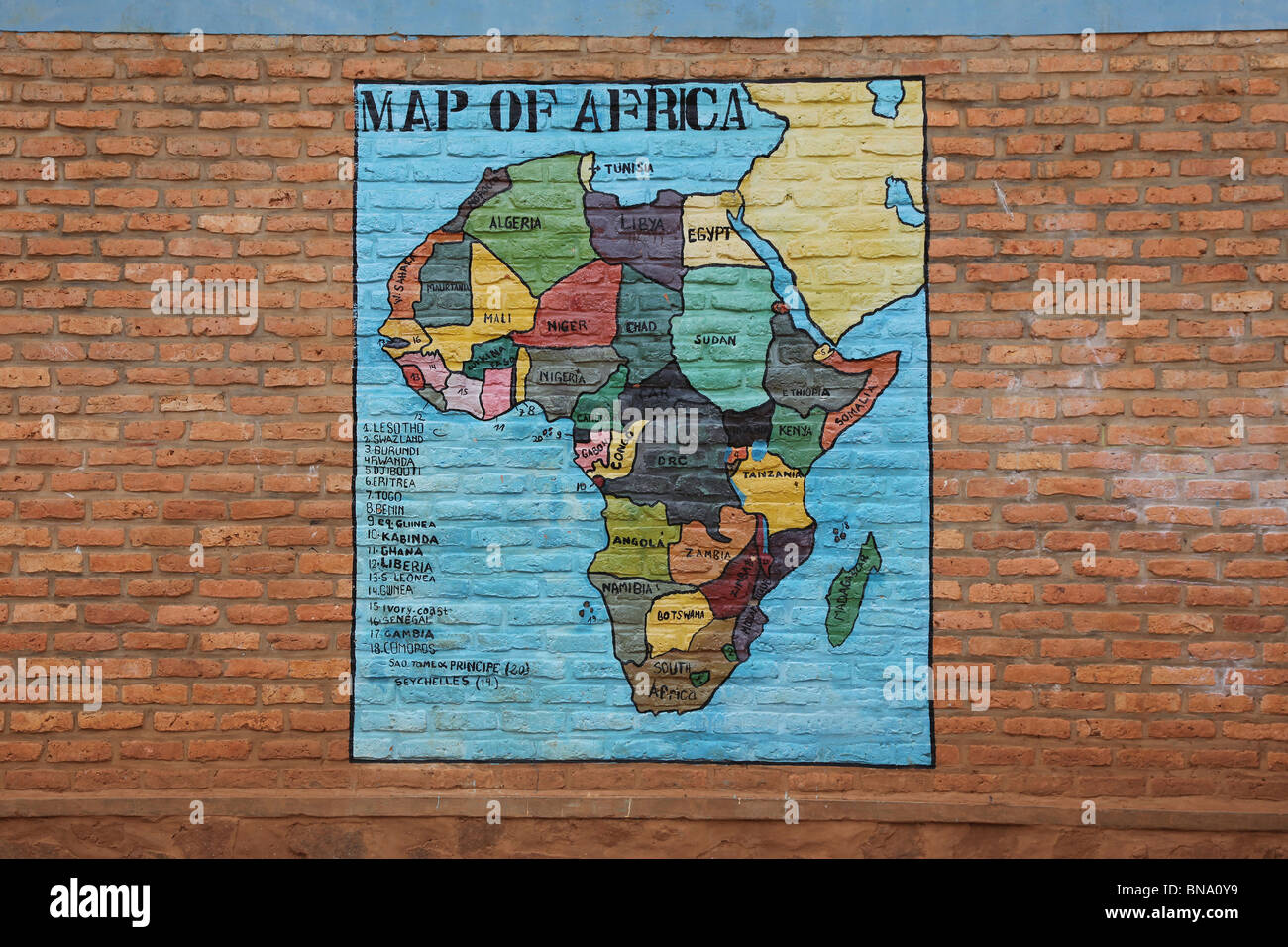 Karte von Afrika, gemalt auf der Wand einer Schule in Afrika (Ruanda) Stockfoto