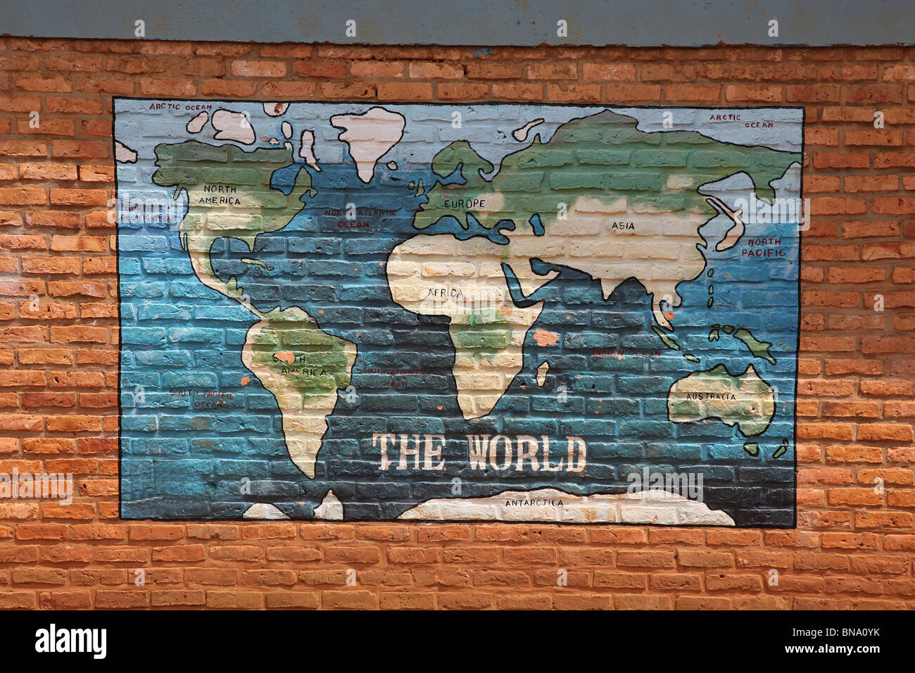 Weltkarte, gemalt auf der Wand einer Schule in Ruanda, Afrika Stockfoto