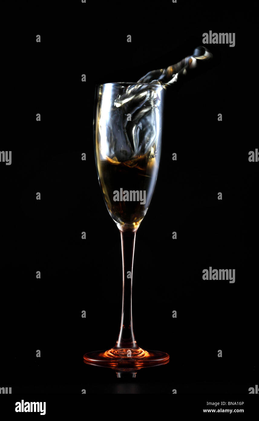 Glas Wein spritzt Stockfoto