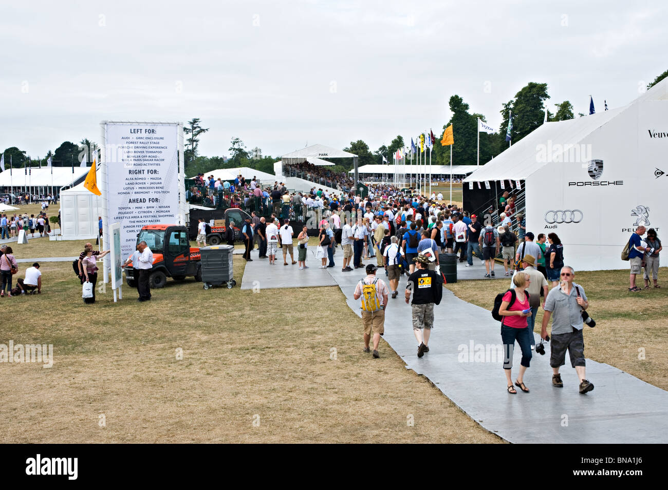 Massen von Menschen zu Fuß auf Metall Tracklay beim Goodwood Festival of Speed West Sussex England Vereinigtes Königreich UK Stockfoto