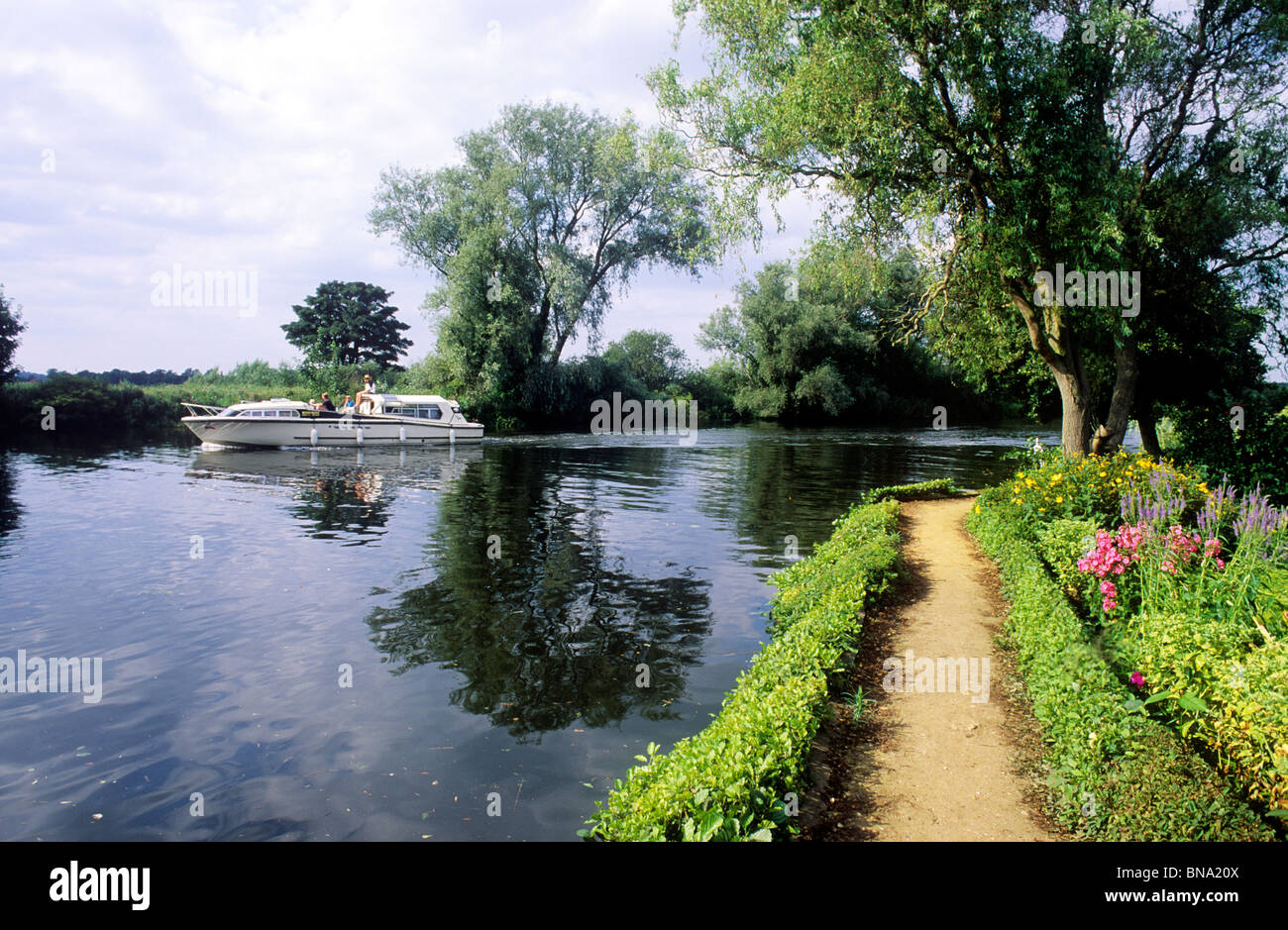 Surlingham, Norfolk Broads, Yare River, Norfolk England englische Flüsse Leinpfad am Fluss wandern Wanderungen Stockfoto