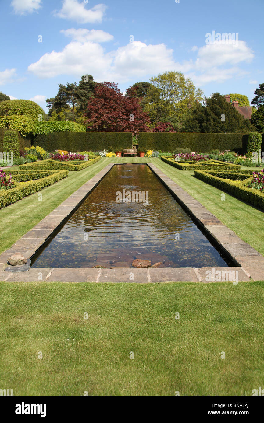 Abbeywood Garten, Cheshire. Frühlings-Blick auf Abbeywood Garden Poolgarten. Stockfoto