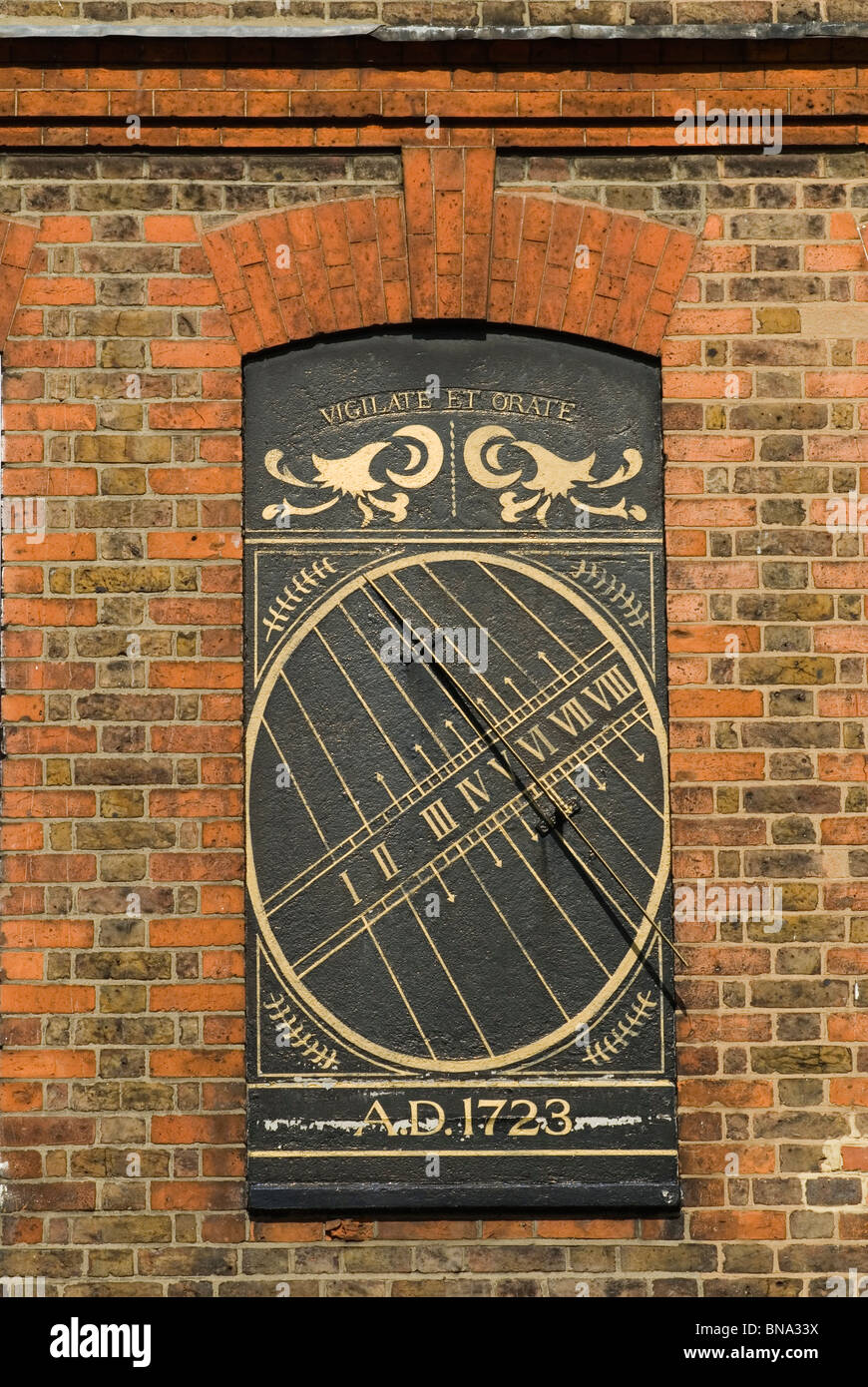 Sundial Uk. Lateinische Inschrift über das Gebäude aus dem Jahr 1732. Wandsworth Plain Road. Wandsworth South London. GROSSBRITANNIEN 2010 2010ER JAHRE HOMER SYKES. Stockfoto