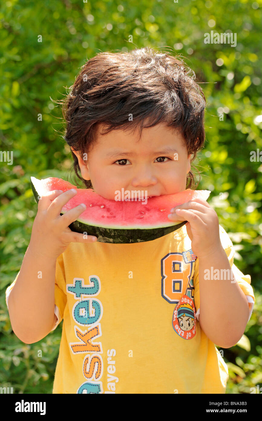 Junge Wassermelone essen Stockfoto