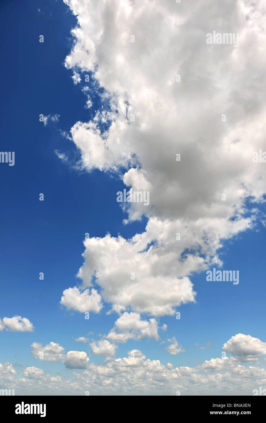 Blauer Himmel mit großen Wolken in Hochformat Stockfoto