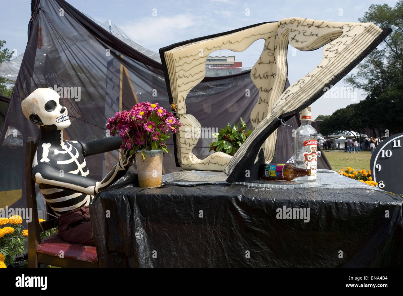 Skelett mit einem Buch, Teil von einem Tag von den Toten Ofrenda widmet sich Poe in Mexiko Stockfoto