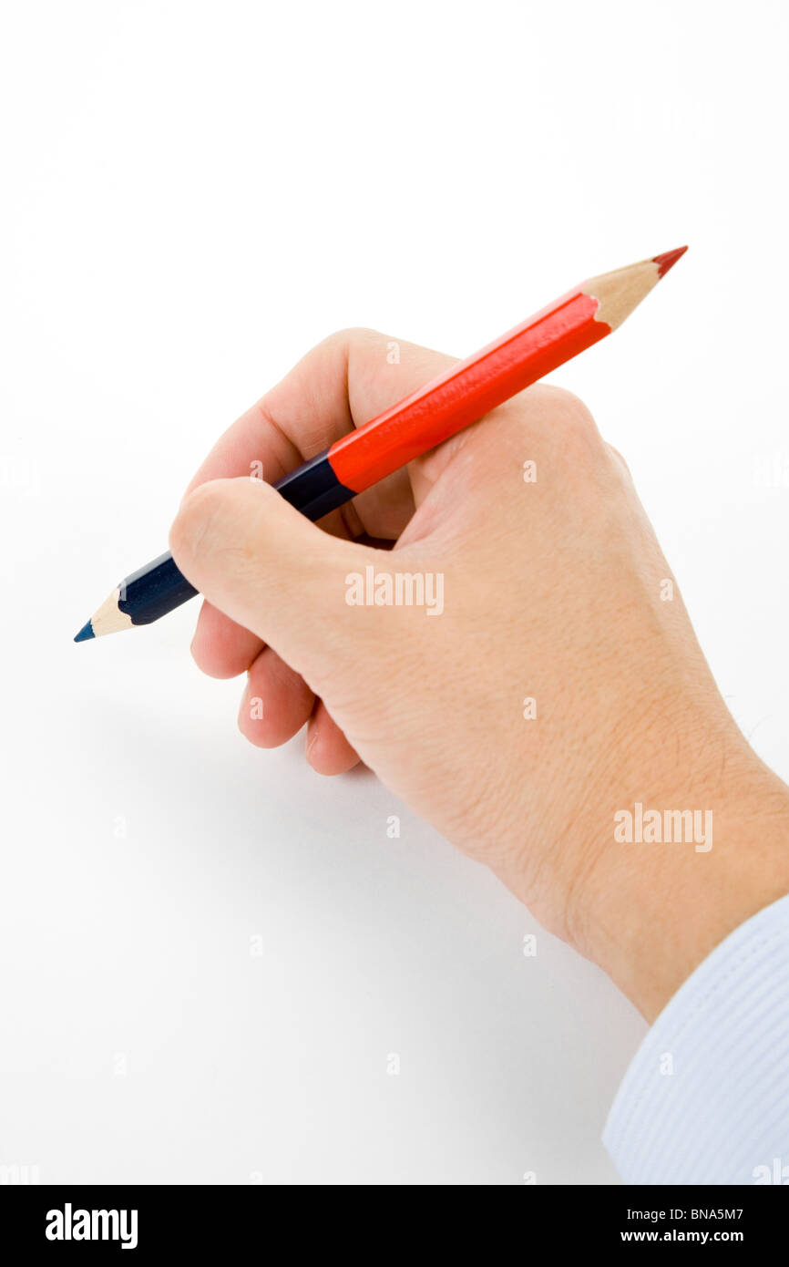 Hand, die einen roten und blauen Bleistift mit weißem Hintergrund Stockfoto