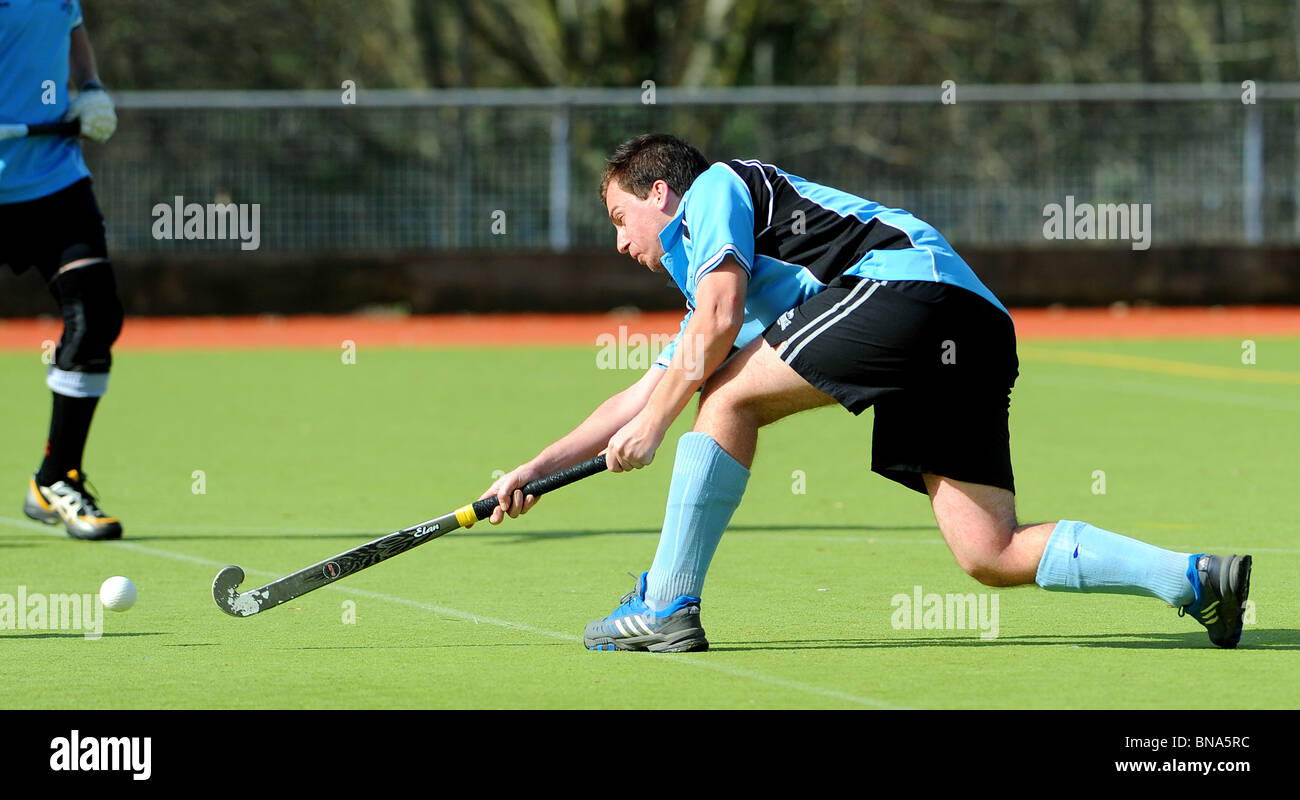 Eine männliche Eishockey-Spieler in Aktion auf einer Astro-Turf-pitch Stockfoto