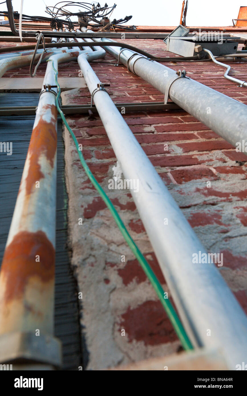 Ocala, FL - Mär 2009 - elektrische Leitungsrohre für Muster auf Brick Wand in einer Gasse in der Innenstadt von Ocala, Florida Stockfoto