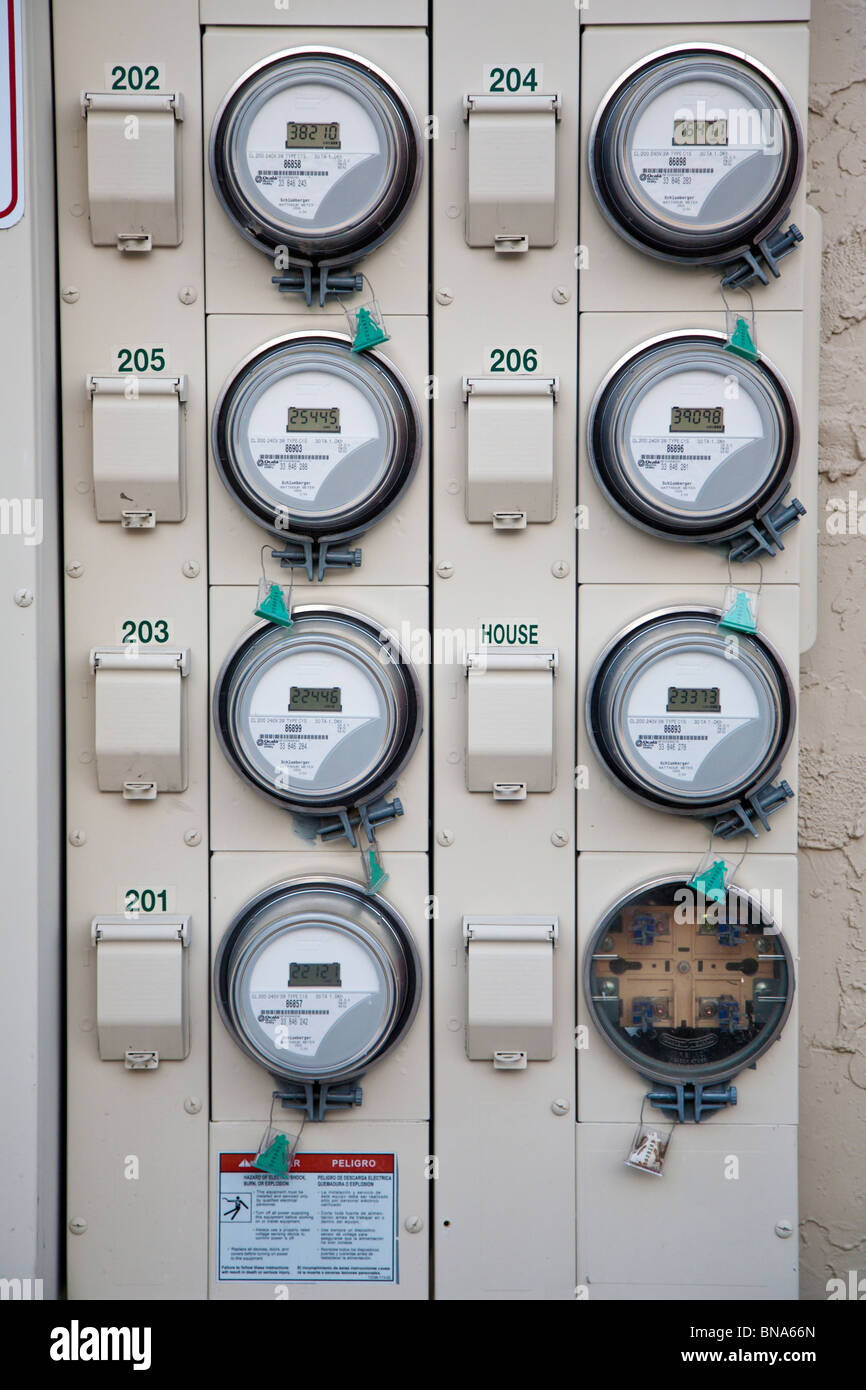 Ocala, FL - Mar 2009-ein elektrischer Leistungsmesser fehlt im Block von acht auf Verteilung Energieleiste in der Innenstadt von Ocala, Florida Stockfoto