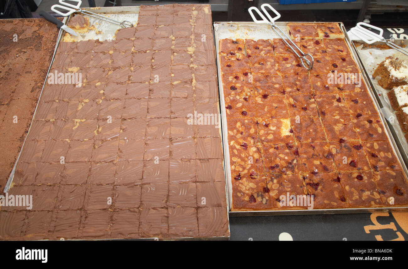 große Platte Scheiben des Tabletts backen Kuchen auf einen Stand auf einem Markt in Großbritannien Stockfoto