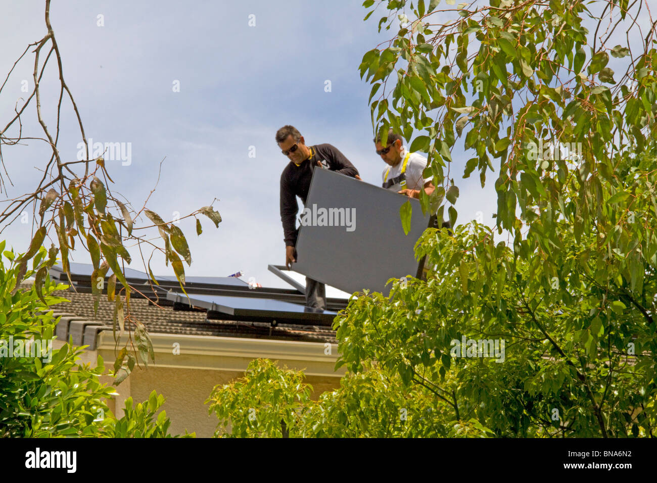 Solarstrom sauber grüne Energie Panel Dach Haus erzeugen Strom sparen sparen Sonne installieren Installation neue Sunpower Stockfoto