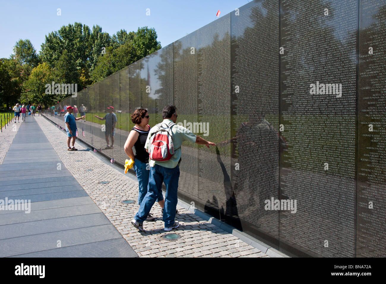 Washington DC - Sep 2009 - Besucher Suche nach gefallenen Soldaten an der Wand des Vietnam Veterans Memorial in Washington, D.C. Stockfoto