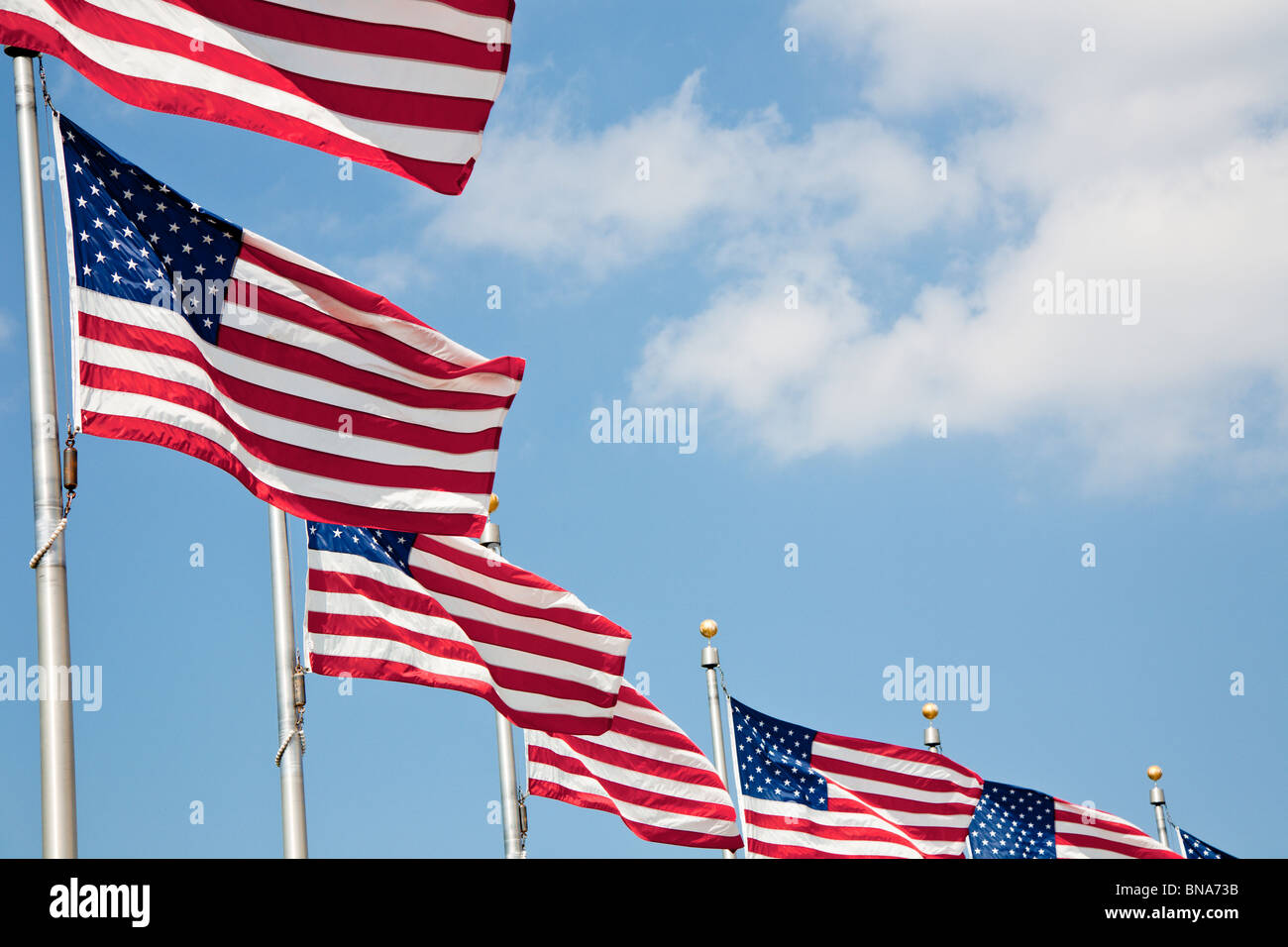 Washington DC - Sep 2009 - amerikanische Flaggen bilden einen Kreis um das Washington Monument in Washington DC Stockfoto