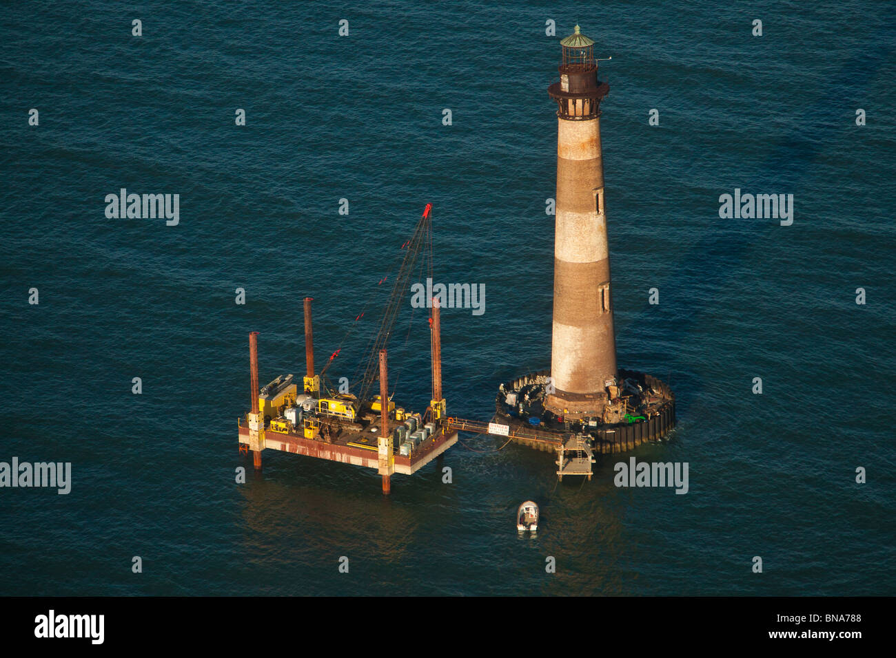 Restaurierungsarbeiten an der Morris Island Lighthouse in Charleston, SC. Stockfoto