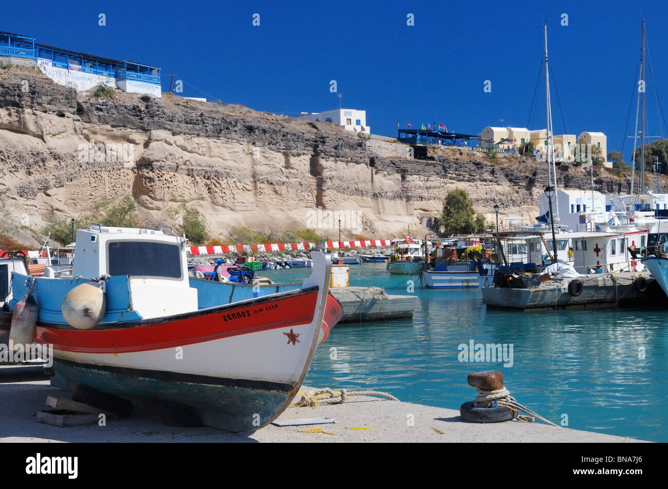 Der Hafen in der kleinen Stadt Vlicháda an der Südspitze der Insel Santorini, Griechenland. Stockfoto