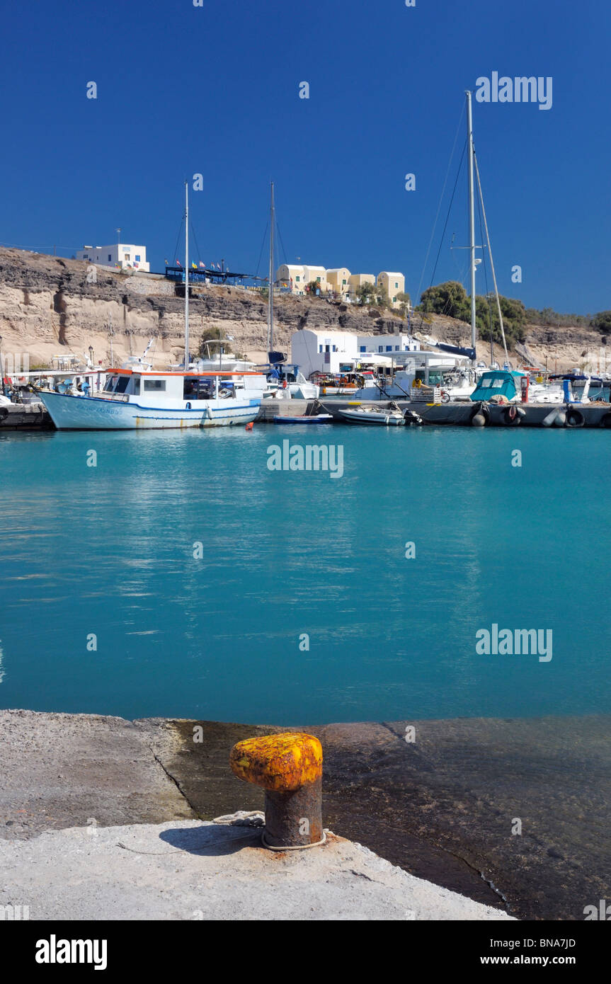 Der Hafen in der kleinen Stadt Vlicháda an der Südspitze der Insel Santorini, Griechenland. Stockfoto