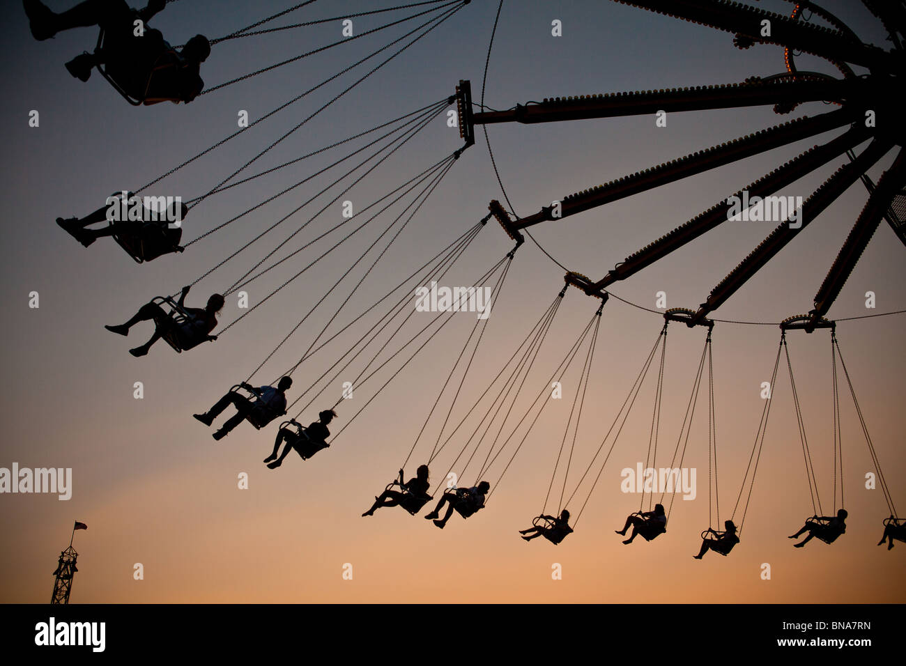 Karneval Schaukel Fahrt Ist Wahrend Des Sonnenuntergangs Im
