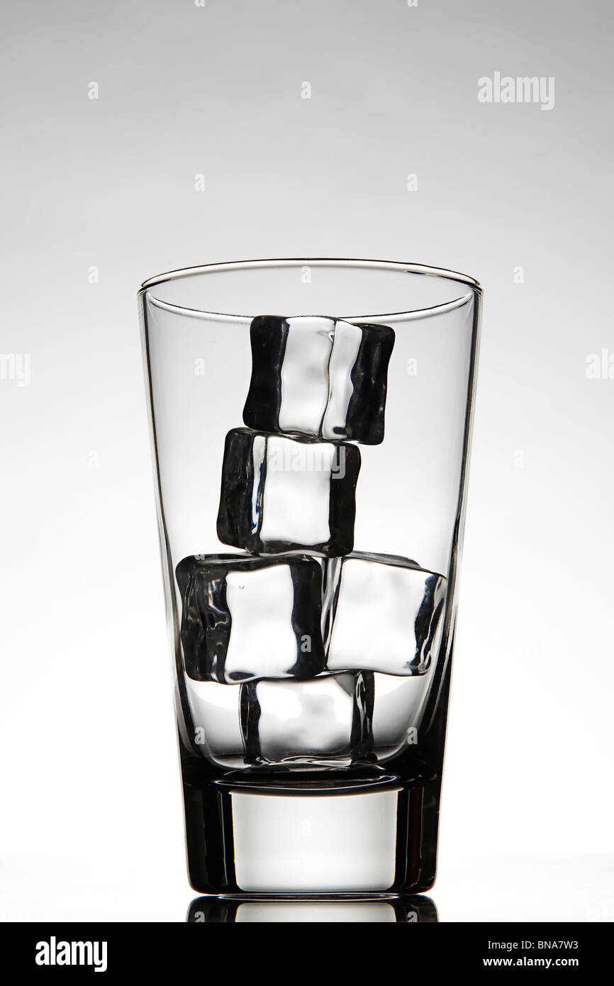 Glas mit Eiswürfeln Stockfoto