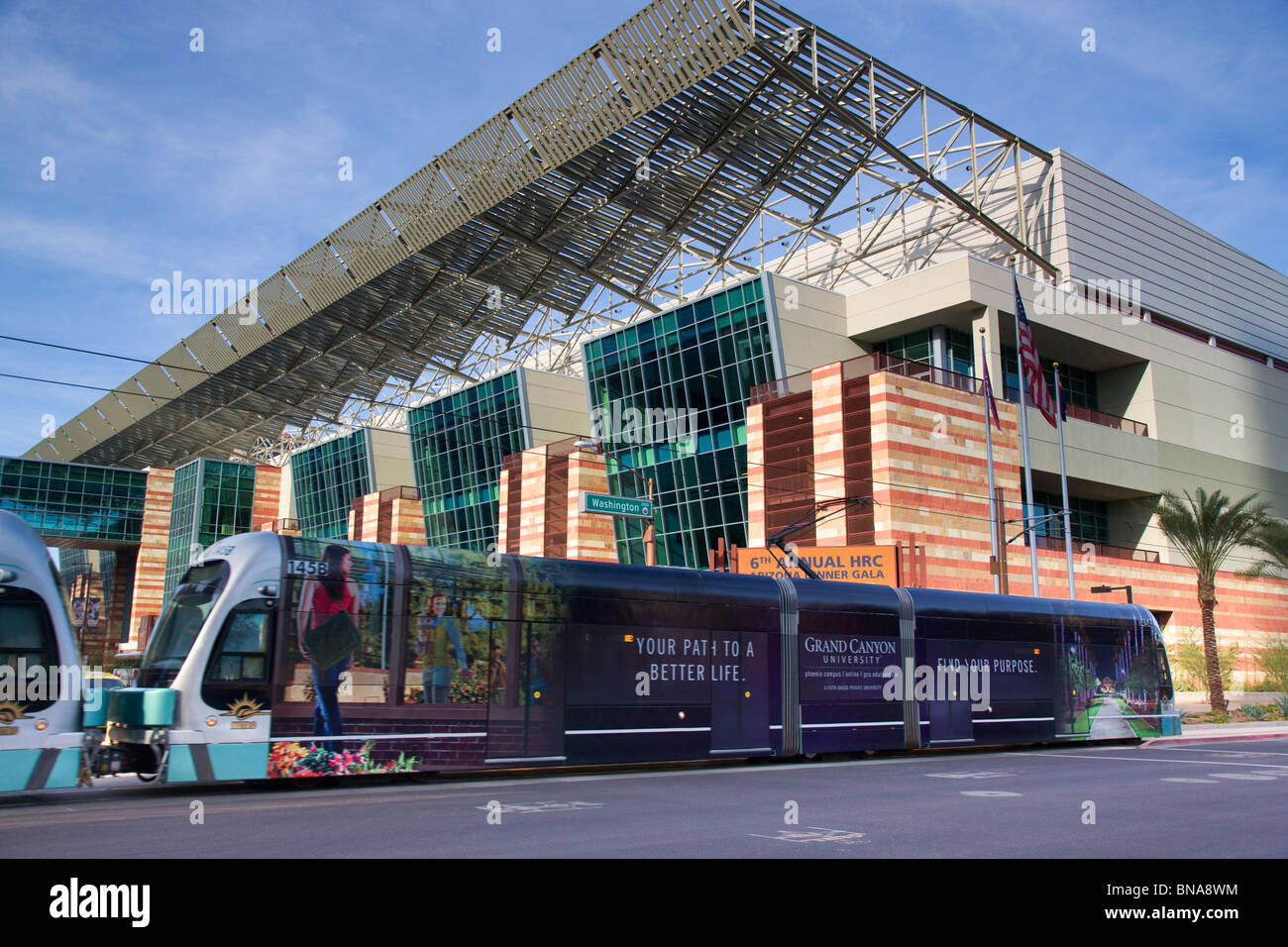 Der METRO Rail Train vorbei an den Westflügel zum Phoenix Convention Center, Innenstadt von Phoenix, Arizona Stockfoto